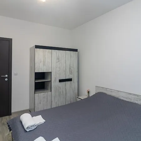 Stylish 2 Bdr At An Excellent Location Apartament *