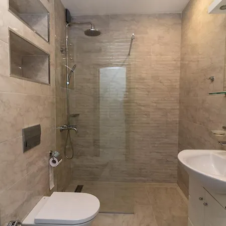 Stylish 2 Bdr At An Excellent Location Apartament *