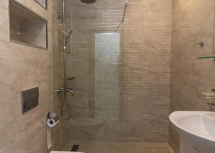 Stylish 2 Bdr At An Excellent Location *